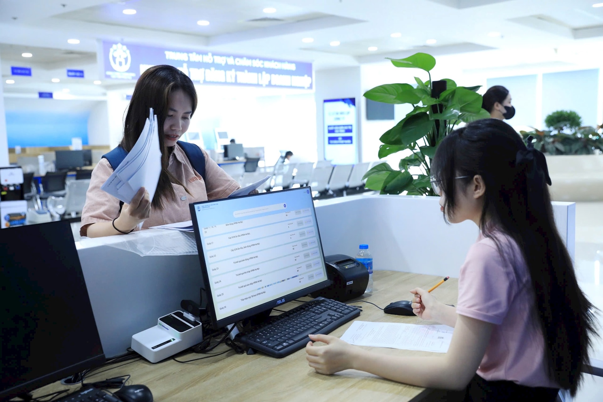 Ảnh có chứa trong nhà, trang phục, người, Tòa nhà văn phòng  Nội dung do AI tạo ra có thể không chính xác.