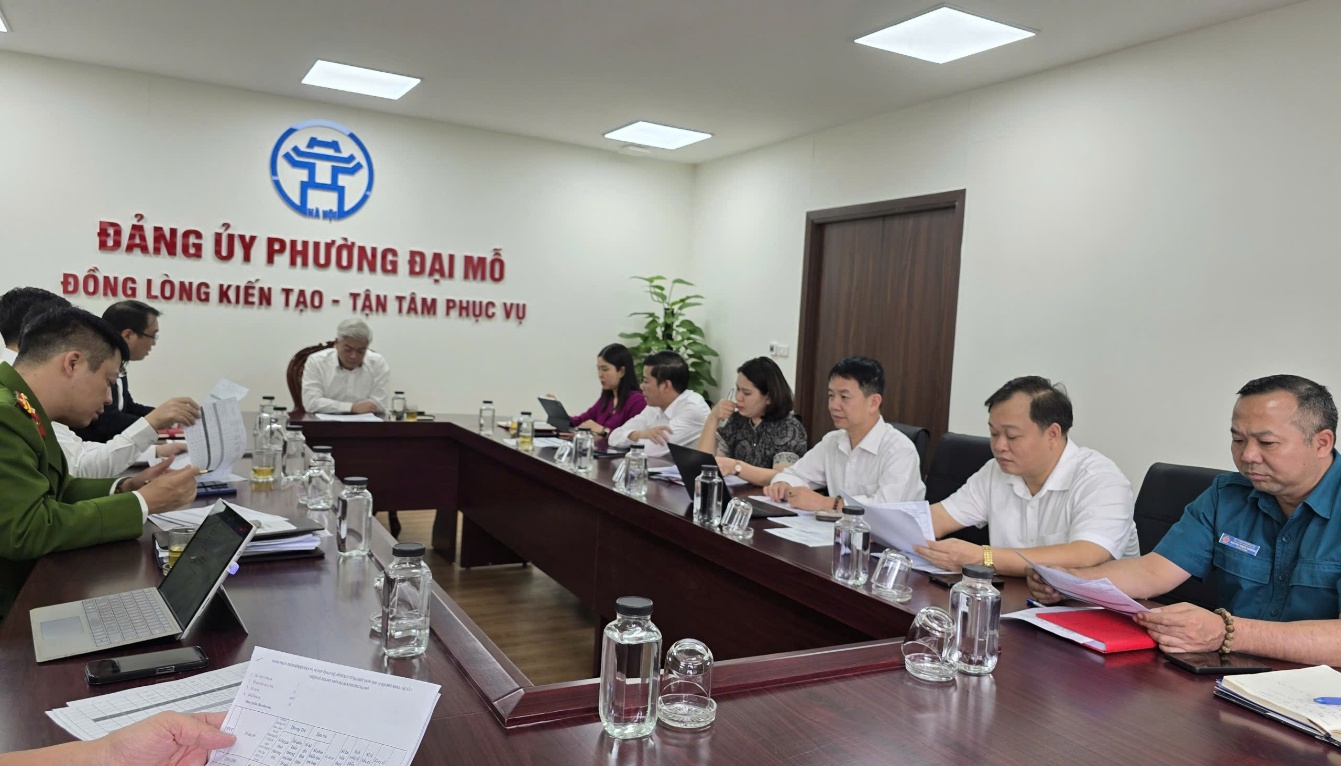 A group of people sitting at a table  Description automatically generated