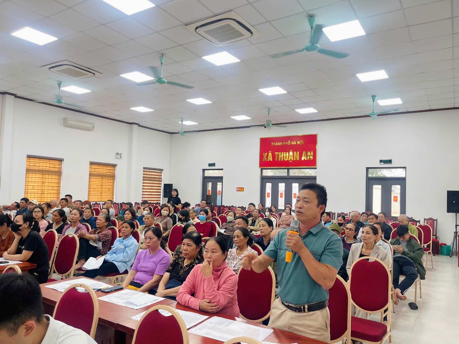 Ảnh có chứa trang phục, người, trong nhà, phụ nữ  Nội dung do AI tạo ra có thể không chính xác.