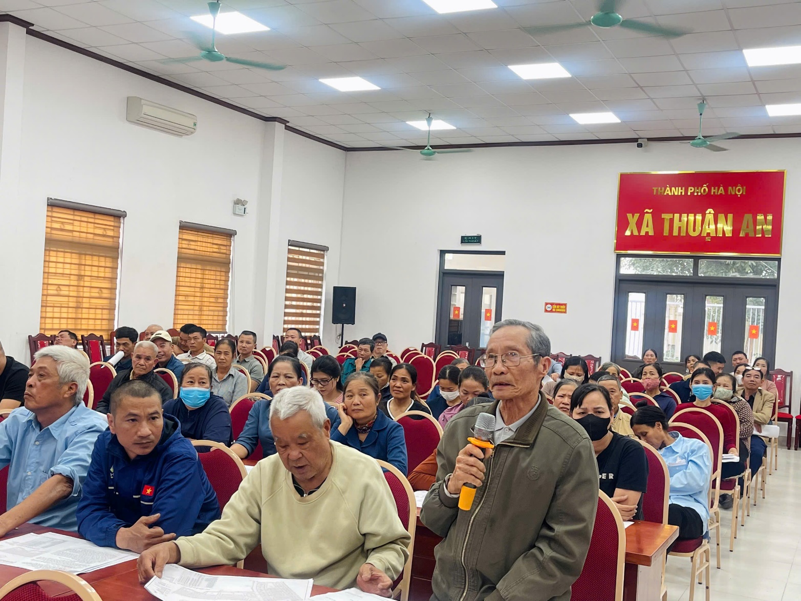 Ảnh có chứa trang phục, người, đàn ông, Mặt người  Nội dung do AI tạo ra có thể không chính xác.