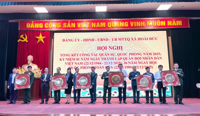 Đảng ủy-HĐND-UBND-UB MTTQ xã Hoài Đức tổng kết công tác quốc phòng, quân sự địa phương năm 2025- Ảnh 4.