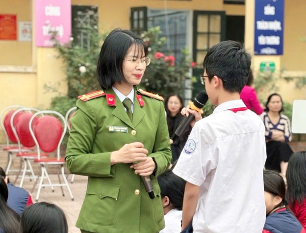 Công an xã Hoài Đức tăng cường tuyên truyền, phổ biến giáo dục pháp luật cho học sinh trường THCS Trạm Trôi- Ảnh 2.