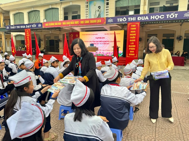 UBND xã tổ chức tập huấn an toàn cho trẻ em trên không gian mạng trong kỷ nguyên số- Ảnh 2.