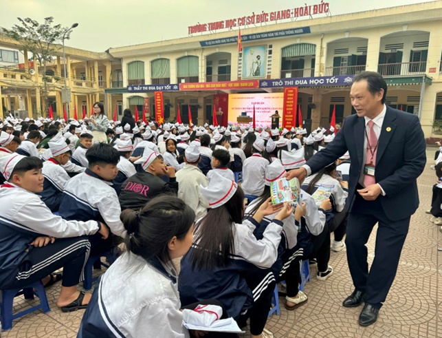 UBND xã tổ chức tập huấn an toàn cho trẻ em trên không gian mạng trong kỷ nguyên số- Ảnh 3.