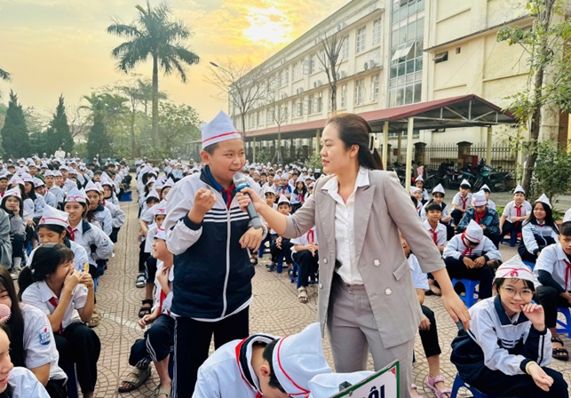 UBND xã tổ chức tập huấn an toàn cho trẻ em trên không gian mạng trong kỷ nguyên số- Ảnh 5.