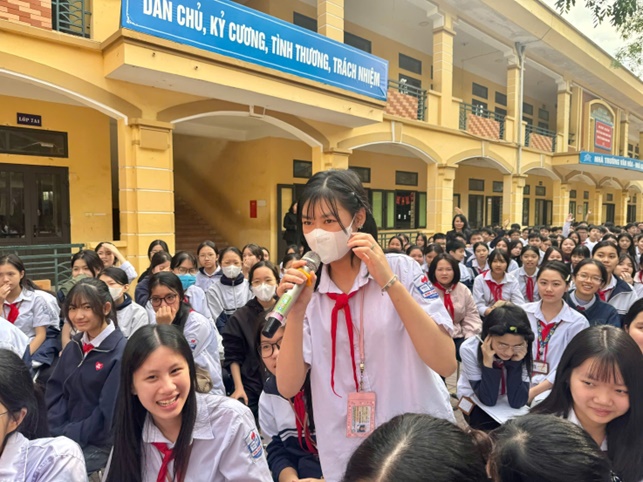 UBND xã tổ chức tập huấn an toàn cho trẻ em trên không gian mạng trong kỷ nguyên số- Ảnh 6.