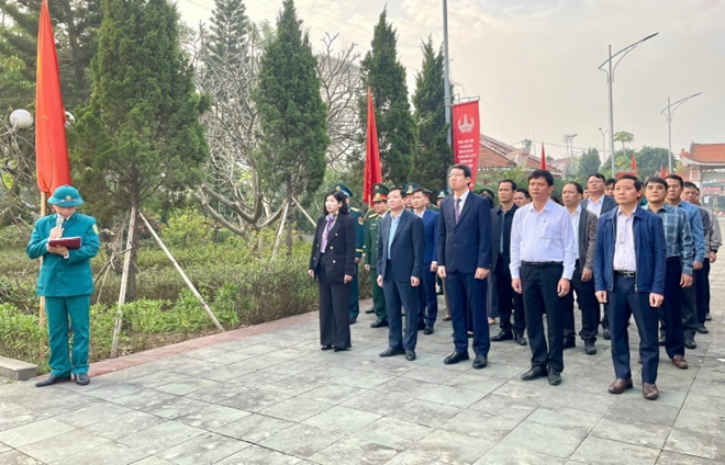 Lễ dâng hoa, dâng hương viếng Đài tưởng niệm và Nghĩa trang liệt sĩ nhân kỷ niệm 81 năm Ngày thành lập Quân đội Nhân dân Việt Nam- Ảnh 1.