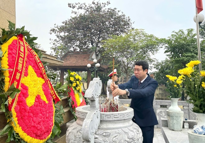 Lễ dâng hoa, dâng hương viếng Đài tưởng niệm và Nghĩa trang liệt sĩ nhân kỷ niệm 81 năm Ngày thành lập Quân đội Nhân dân Việt Nam- Ảnh 10.