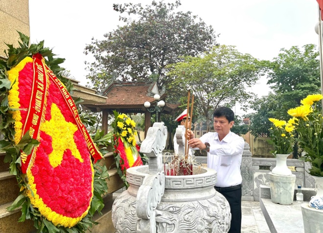 Lễ dâng hoa, dâng hương viếng Đài tưởng niệm và Nghĩa trang liệt sĩ nhân kỷ niệm 81 năm Ngày thành lập Quân đội Nhân dân Việt Nam- Ảnh 11.