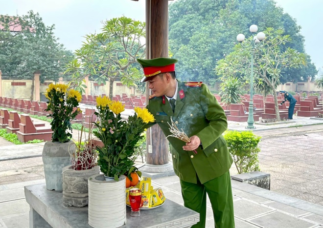 Lễ dâng hoa, dâng hương viếng Đài tưởng niệm và Nghĩa trang liệt sĩ nhân kỷ niệm 81 năm Ngày thành lập Quân đội Nhân dân Việt Nam- Ảnh 12.