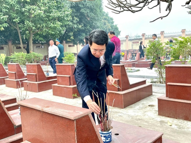 Lễ dâng hoa, dâng hương viếng Đài tưởng niệm và Nghĩa trang liệt sĩ nhân kỷ niệm 81 năm Ngày thành lập Quân đội Nhân dân Việt Nam- Ảnh 13.