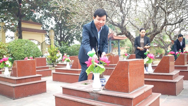 Lễ dâng hoa, dâng hương viếng Đài tưởng niệm và Nghĩa trang liệt sĩ nhân kỷ niệm 81 năm Ngày thành lập Quân đội Nhân dân Việt Nam- Ảnh 14.