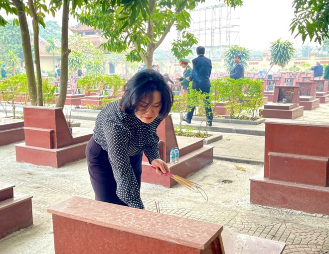 Lễ dâng hoa, dâng hương viếng Đài tưởng niệm và Nghĩa trang liệt sĩ nhân kỷ niệm 81 năm Ngày thành lập Quân đội Nhân dân Việt Nam- Ảnh 16.