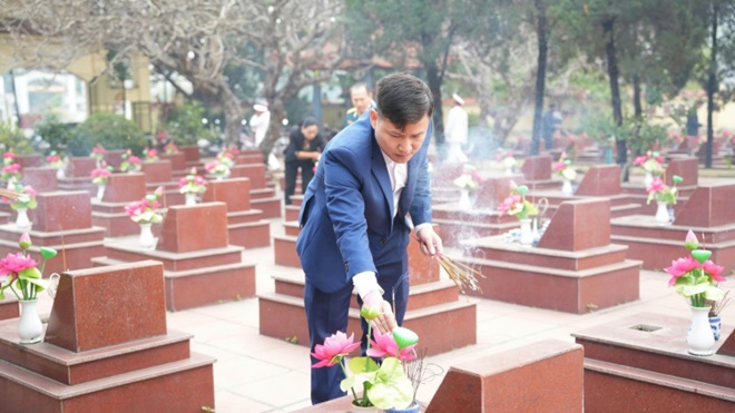 Lễ dâng hoa, dâng hương viếng Đài tưởng niệm và Nghĩa trang liệt sĩ nhân kỷ niệm 81 năm Ngày thành lập Quân đội Nhân dân Việt Nam- Ảnh 18.