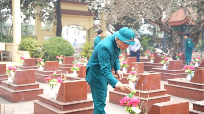 Lễ dâng hoa, dâng hương viếng Đài tưởng niệm và Nghĩa trang liệt sĩ nhân kỷ niệm 81 năm Ngày thành lập Quân đội Nhân dân Việt Nam- Ảnh 19.