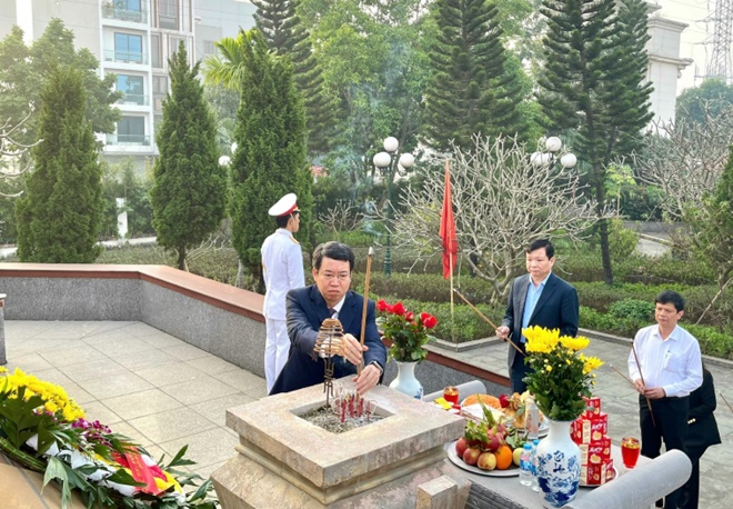 Lễ dâng hoa, dâng hương viếng Đài tưởng niệm và Nghĩa trang liệt sĩ nhân kỷ niệm 81 năm Ngày thành lập Quân đội Nhân dân Việt Nam- Ảnh 2.