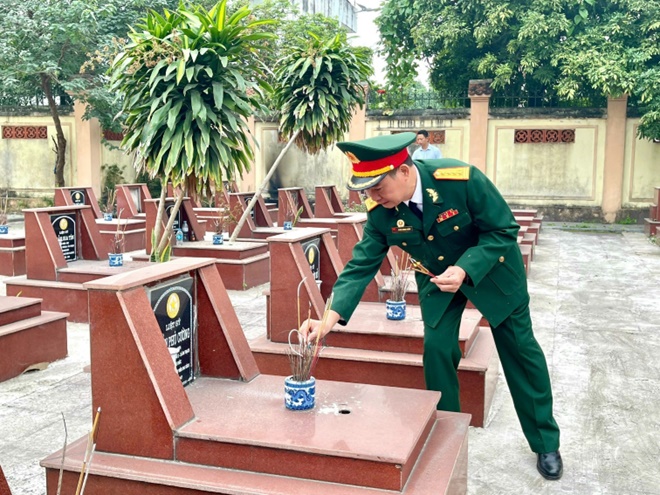 Lễ dâng hoa, dâng hương viếng Đài tưởng niệm và Nghĩa trang liệt sĩ nhân kỷ niệm 81 năm Ngày thành lập Quân đội Nhân dân Việt Nam- Ảnh 20.