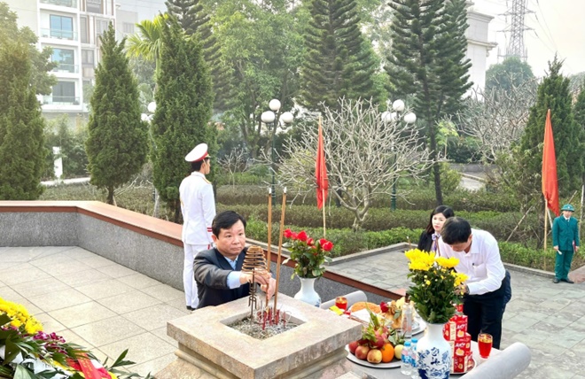 Lễ dâng hoa, dâng hương viếng Đài tưởng niệm và Nghĩa trang liệt sĩ nhân kỷ niệm 81 năm Ngày thành lập Quân đội Nhân dân Việt Nam- Ảnh 3.