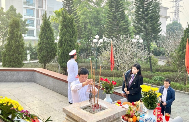 Lễ dâng hoa, dâng hương viếng Đài tưởng niệm và Nghĩa trang liệt sĩ nhân kỷ niệm 81 năm Ngày thành lập Quân đội Nhân dân Việt Nam- Ảnh 4.