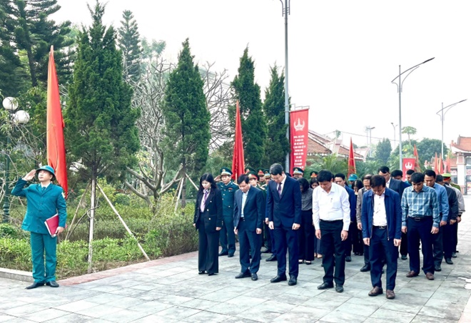 Lễ dâng hoa, dâng hương viếng Đài tưởng niệm và Nghĩa trang liệt sĩ nhân kỷ niệm 81 năm Ngày thành lập Quân đội Nhân dân Việt Nam- Ảnh 6.