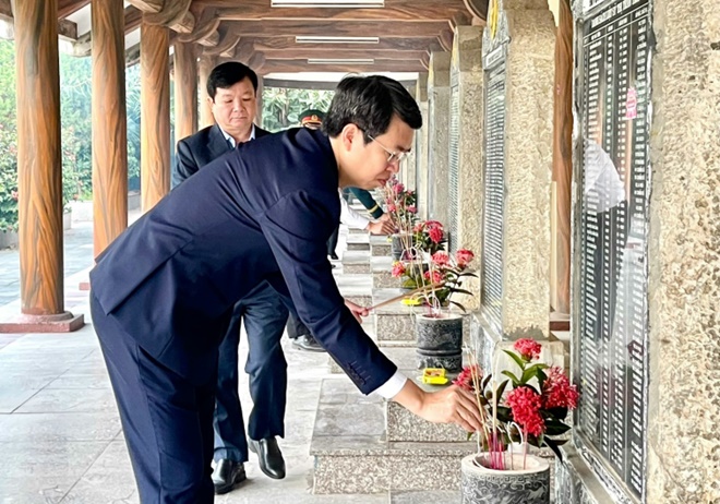 Lễ dâng hoa, dâng hương viếng Đài tưởng niệm và Nghĩa trang liệt sĩ nhân kỷ niệm 81 năm Ngày thành lập Quân đội Nhân dân Việt Nam- Ảnh 7.