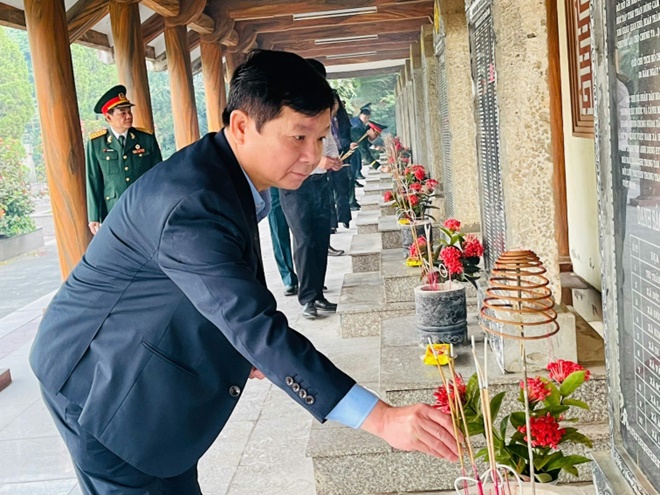 Lễ dâng hoa, dâng hương viếng Đài tưởng niệm và Nghĩa trang liệt sĩ nhân kỷ niệm 81 năm Ngày thành lập Quân đội Nhân dân Việt Nam- Ảnh 8.