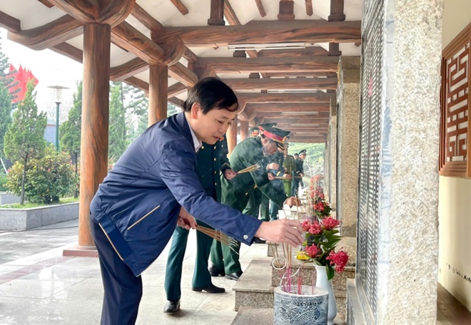 Lễ dâng hoa, dâng hương viếng Đài tưởng niệm và Nghĩa trang liệt sĩ nhân kỷ niệm 81 năm Ngày thành lập Quân đội Nhân dân Việt Nam- Ảnh 9.