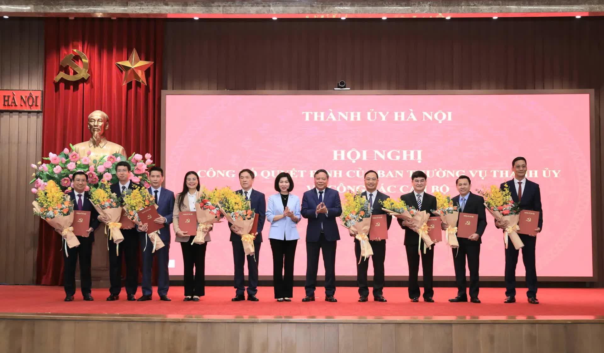 Công bố các quyết định của Ban Thường vụ Thành ủy Hà Nội về công tác cán bộ- Ảnh 2.