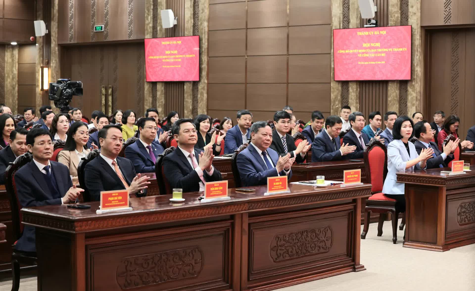 Công bố các quyết định của Ban Thường vụ Thành ủy Hà Nội về công tác cán bộ- Ảnh 1.