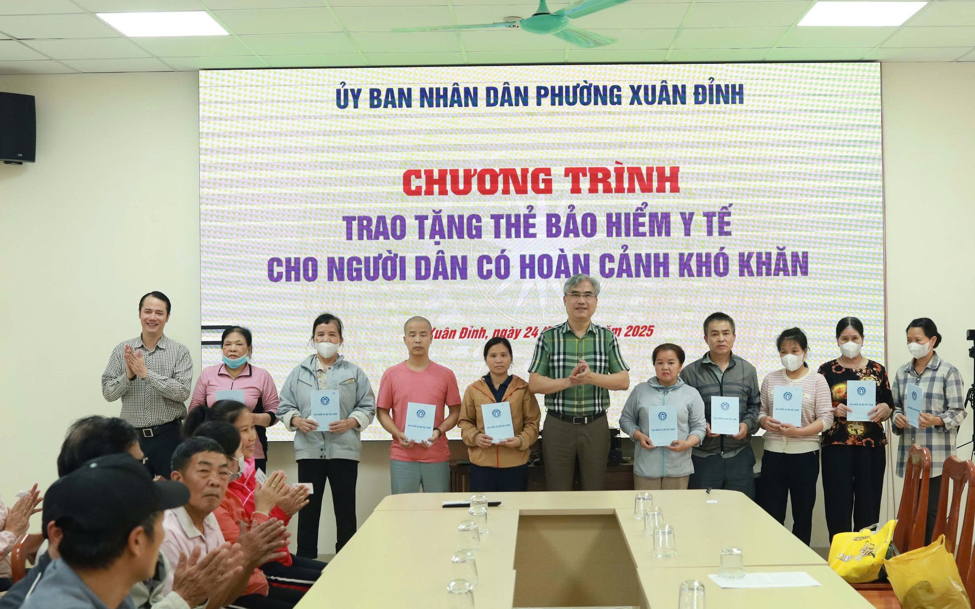 Phường Xuân Đỉnh: Trao tặng 33 thẻ bảo hiểm y tế cho người có hoàn cảnh khó khăn