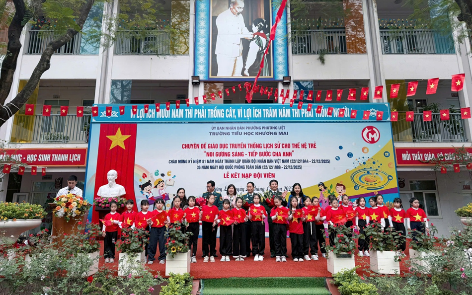 Cựu Chiến binh Phương Liệt cùng Cô - Trò Trường Tiểu học Khương Mai Giáo dục truyền thống lịch sử cho thế hệ trẻ “Noi gương sáng - Tiếp bước cha anh”
