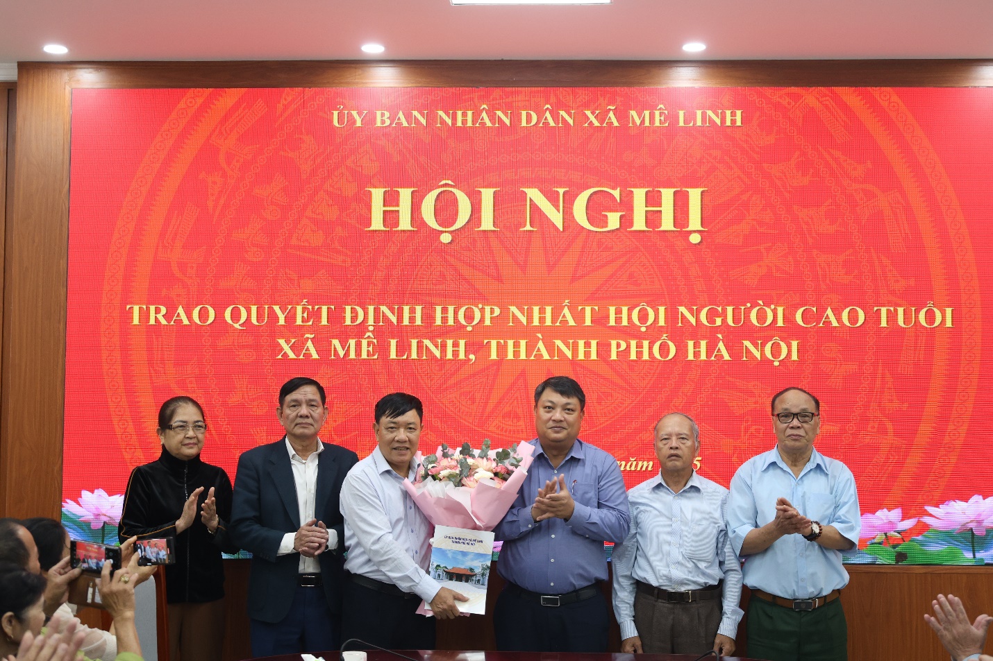 Hội nghị trao quyết định hợp nhất Hội người cao tuổi xã Mê Linh, thành phố Hà Nội- Ảnh 1.
