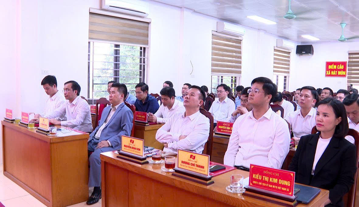 Xã Hát Môn tổ chức hội nghị công bố và trao các Quyết định về công tác cán bộ- Ảnh 1.