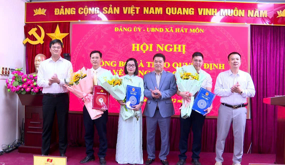 Xã Hát Môn tổ chức hội nghị công bố và trao các Quyết định về công tác cán bộ- Ảnh 2.