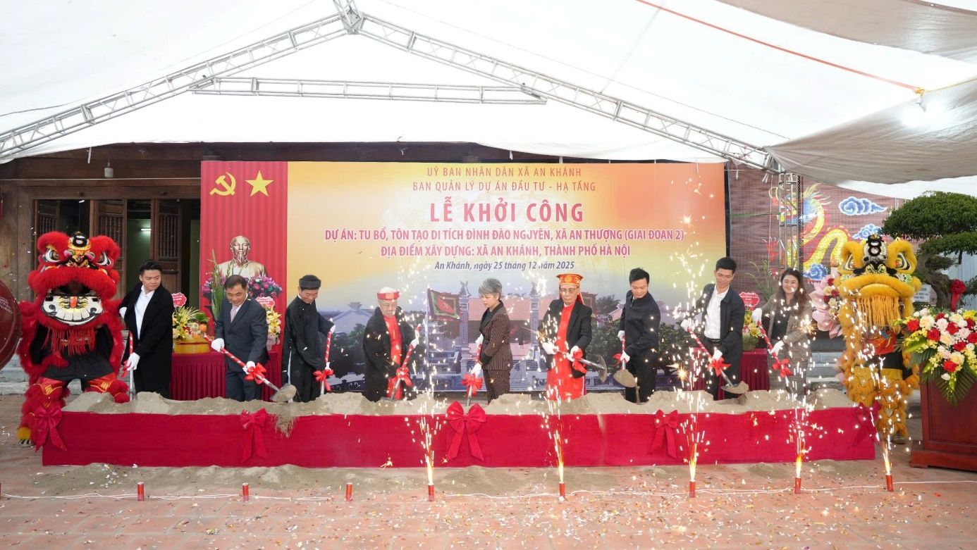 A group of people standing on a stage  AI-generated content may be incorrect.