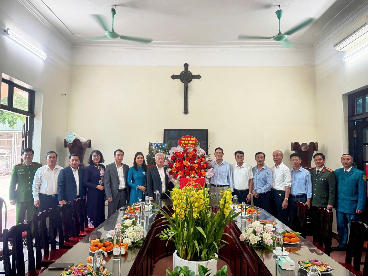 Lãnh đạo phường thăm, tặng quà chúc mừng Giáng sinh năm 2025 các Giáo xứ, họ giáo trên địa bàn- Ảnh 1.