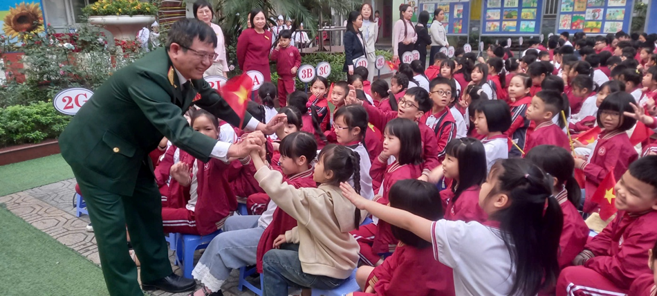 Cựu Chiến binh Phương Liệt cùng Cô - Trò Trường Tiểu học Khương Mai Giáo dục truyền thống lịch sử cho thế hệ trẻ “Noi gương sáng - Tiếp bước cha anh”- Ảnh 2.