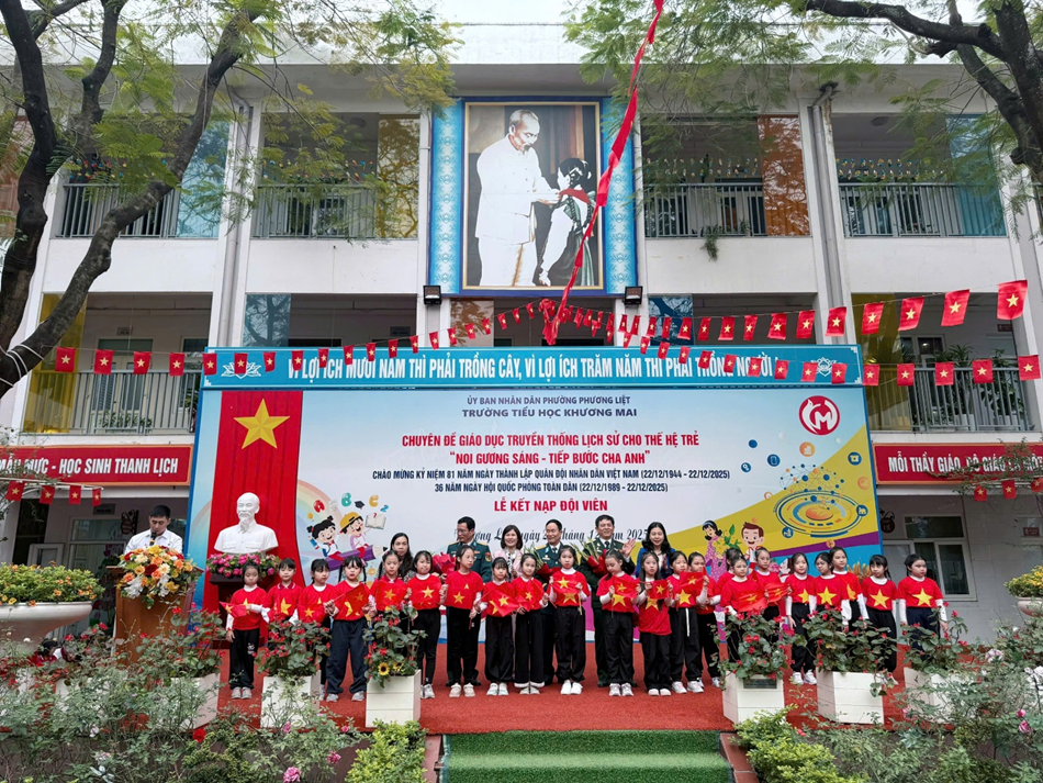 Cựu Chiến binh Phương Liệt cùng Cô - Trò Trường Tiểu học Khương Mai Giáo dục truyền thống lịch sử cho thế hệ trẻ “Noi gương sáng - Tiếp bước cha anh”- Ảnh 3.