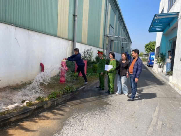 Kiểm tra công tác thường trực sẵn sàng chữa cháy và cứu nạn cứu hộ đối với lực lượng PCCC cơ sở một số loại hình có nguy cơ cháy, nổ cao trên địa bàn phường Phúc Lợi nhằm bảo đảm an ninh, an toàn các sự kiện lớn.- Ảnh 2.