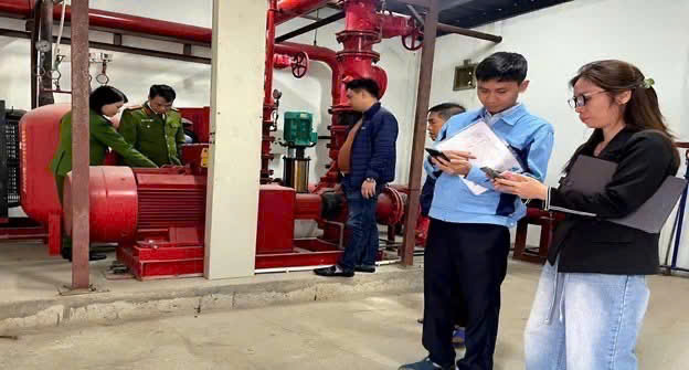 Kiểm tra công tác thường trực sẵn sàng chữa cháy và cứu nạn cứu hộ đối với lực lượng PCCC cơ sở một số loại hình có nguy cơ cháy, nổ cao trên địa bàn phường Phúc Lợi nhằm bảo đảm an ninh, an toàn các sự kiện lớn.- Ảnh 1.