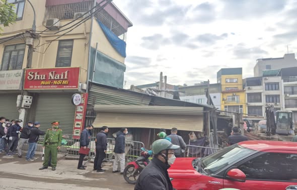 CÔNG AN PHƯỜNG PHƯƠNG LIỆT PHỐI HỢP GIẢI TỎA 2 HỘ TÁI LẤN CHIẾM ĐẤT DỰ ÁN ĐƯỜNG VÀNH ĐAI 2,5- Ảnh 3.