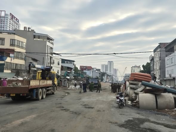 CÔNG AN PHƯỜNG PHƯƠNG LIỆT PHỐI HỢP GIẢI TỎA 2 HỘ TÁI LẤN CHIẾM ĐẤT DỰ ÁN ĐƯỜNG VÀNH ĐAI 2,5- Ảnh 1.