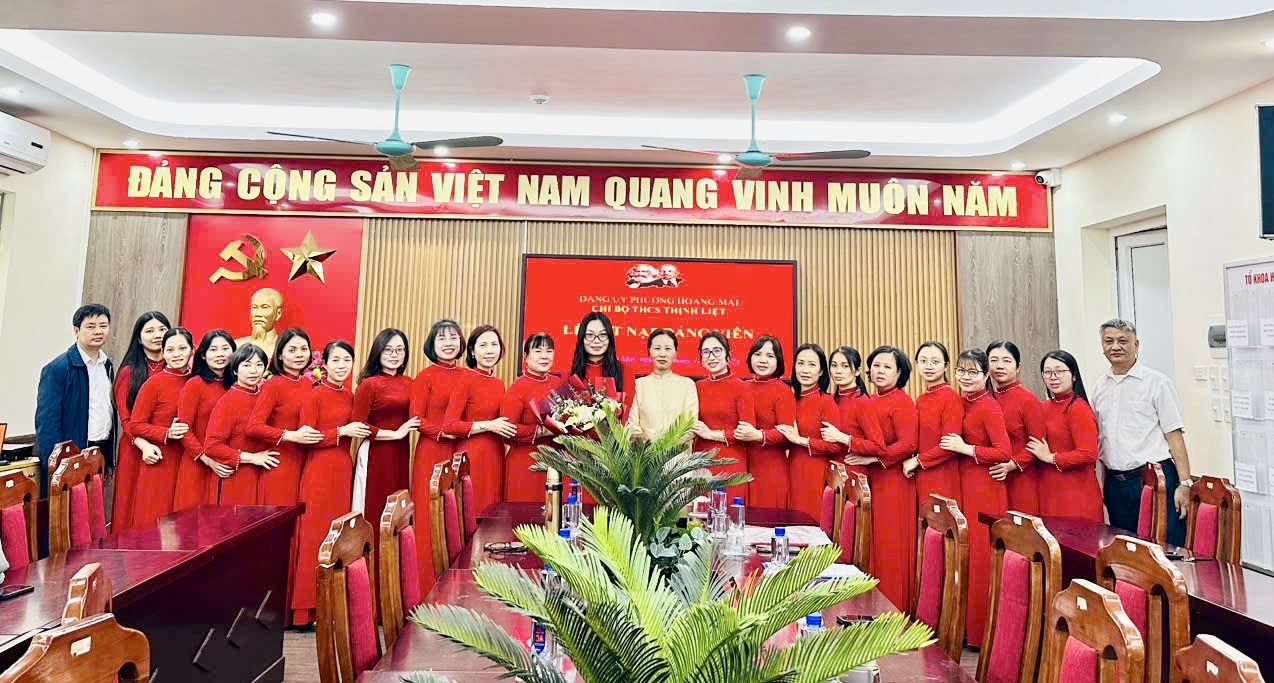 TRƯỜNG THCS THỊNH LIỆT TỔ CHỨC LỄ KẾT NẠP ĐẢNG VIÊN MỚI- Ảnh 1.