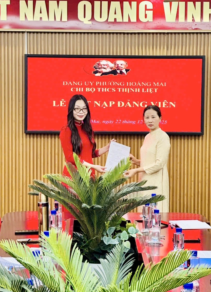 TRƯỜNG THCS THỊNH LIỆT TỔ CHỨC LỄ KẾT NẠP ĐẢNG VIÊN MỚI- Ảnh 2.