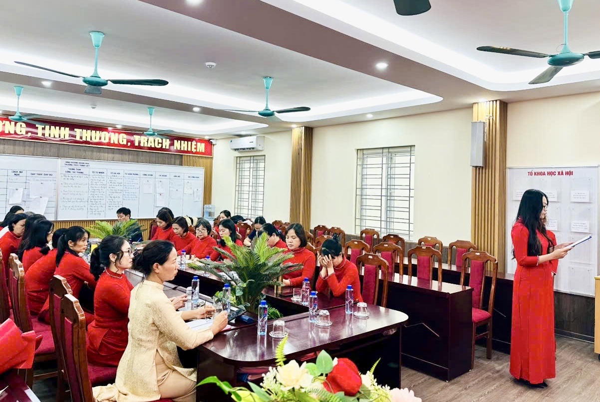 TRƯỜNG THCS THỊNH LIỆT TỔ CHỨC LỄ KẾT NẠP ĐẢNG VIÊN MỚI- Ảnh 3.