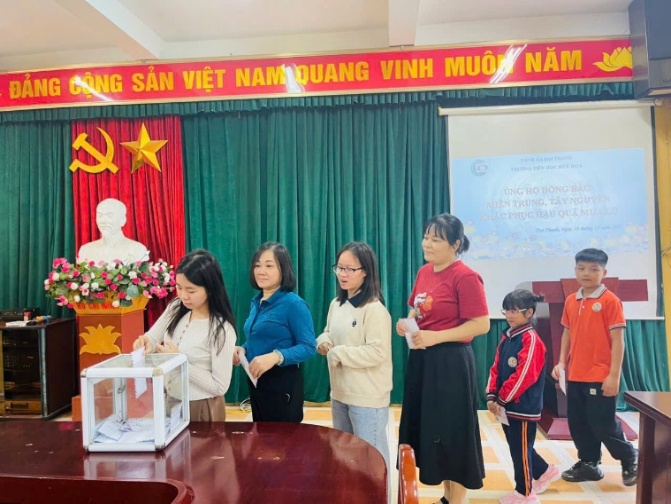 Trường Tiểu học Hữu Hòa chung tay vì cộng đồng, quyên góp ủng hộ đồng bào miền Trung - Tây Nguyên khắc phục hậu quả bão lũ- Ảnh 1.