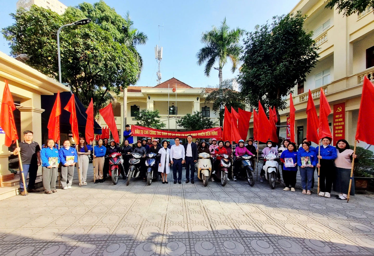 Tuyên truyền lưu động hưởng ứng Tháng Quốc gia về dân số và Kỷ niệm Ngày Dân số Việt Nam 26/12- Ảnh 1.