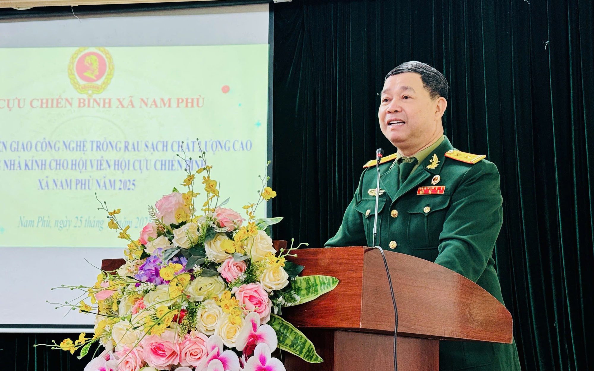 Hội CCB xã Nam Phù chuyển giao công nghệ trồng rau sạch trong nhà kính: Mở hướng làm kinh tế bền vững cho hội viên