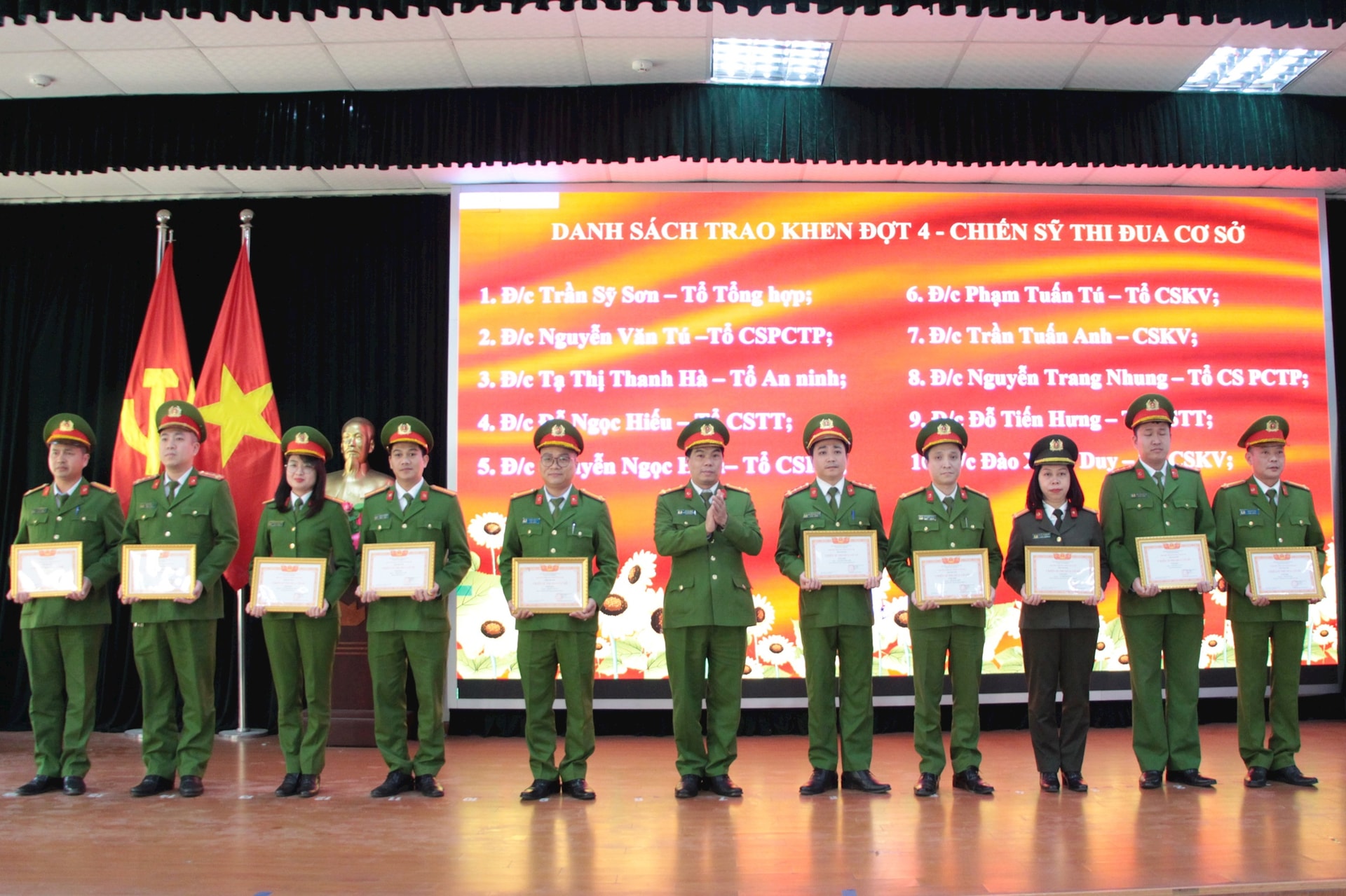 Giữ vững an ninh chính trị, an toàn xã hội tại địa bàn phường Giảng Võ- Ảnh 4.