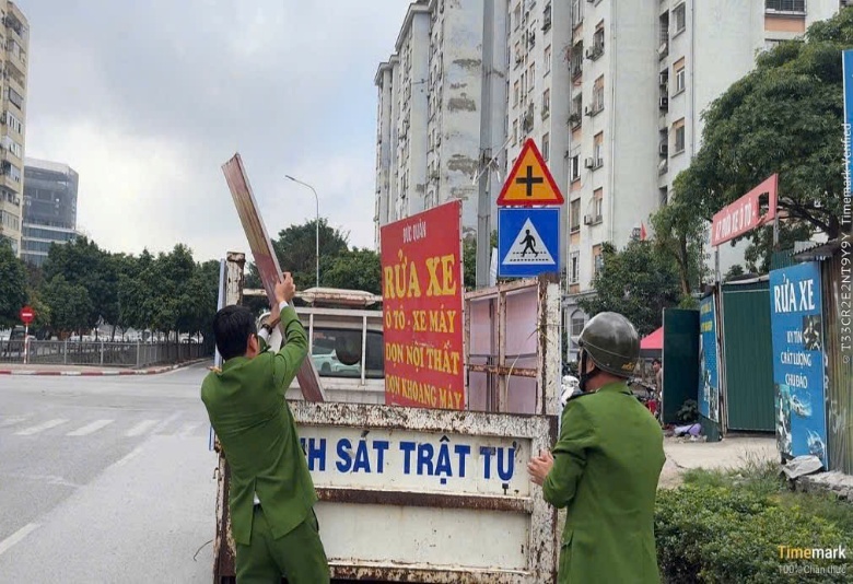 Công an phường Yên Hòa triển khai các biện pháp đảm bảo trật tự đô thị gắn với phong trào thi đua “Kỷ luật nhất - Trung thành nhất - Gần dân nhất” - Ảnh 1.